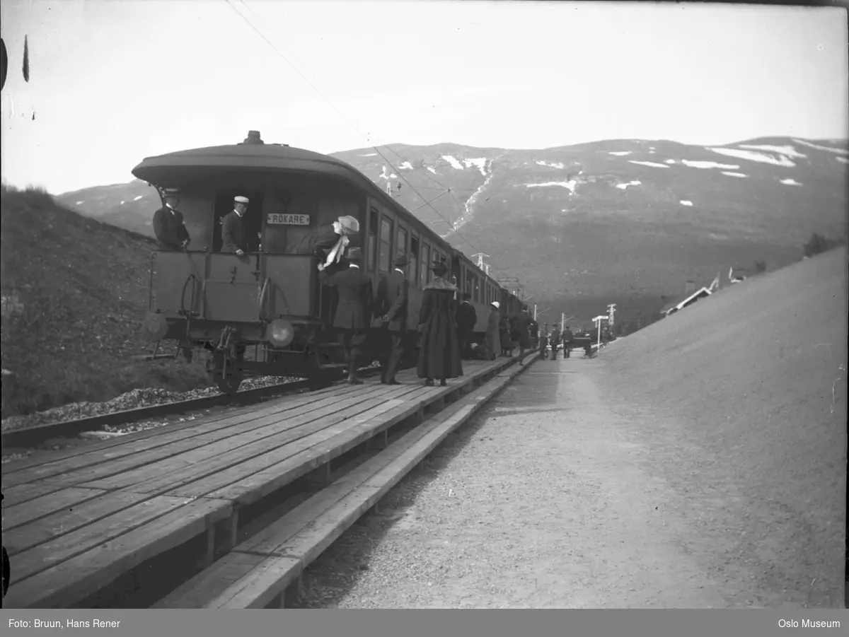 jernbanelinje, svensk togsett, perrong, mennesker, stasjonsområde, fjell, tog i retning Narvik