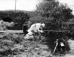 Klesvask i Losbyelva ved Hammer bru i Lørenskog.