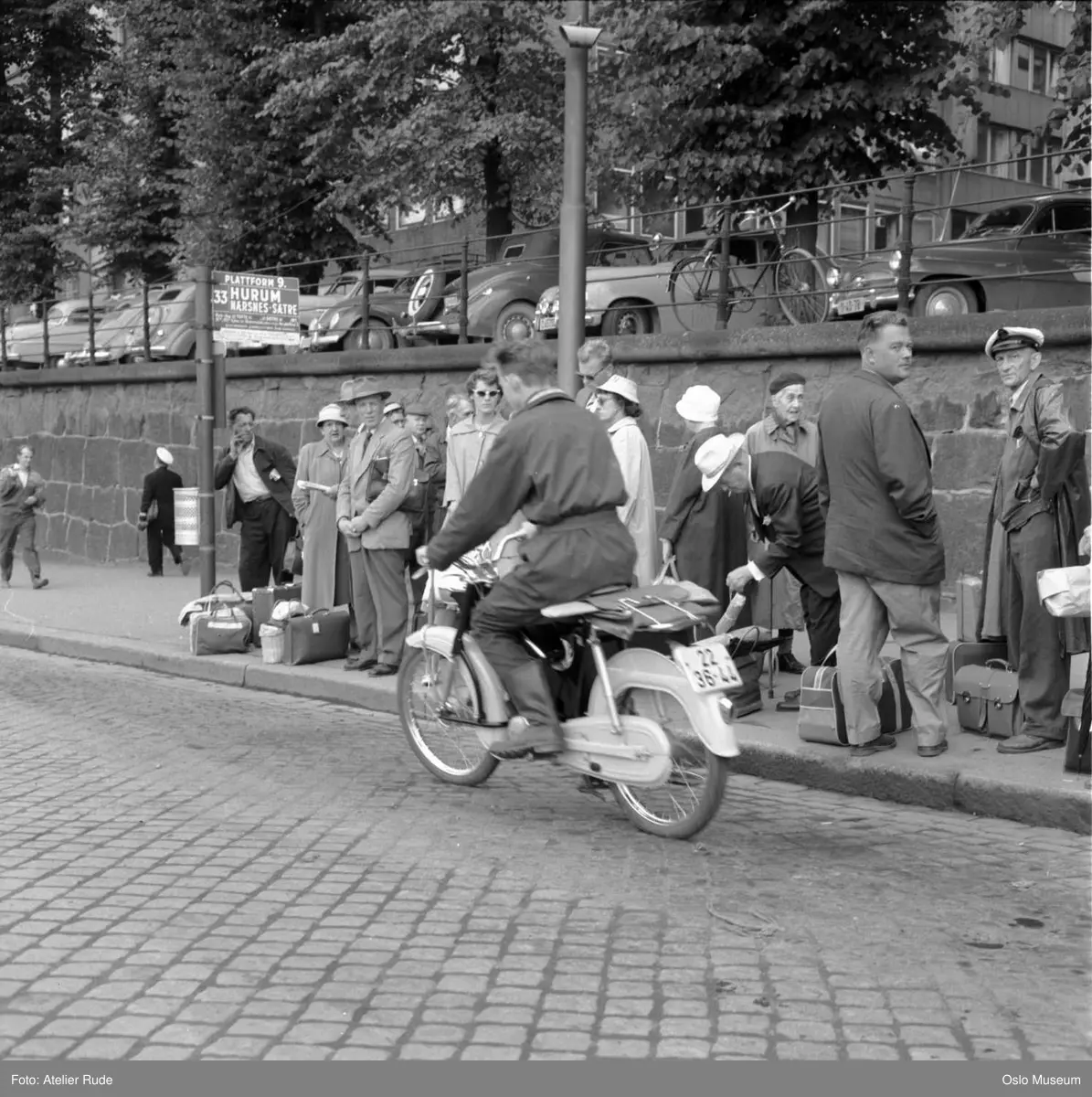 bussholdeplass, mennesker, kø, mann, moped, mur, biler