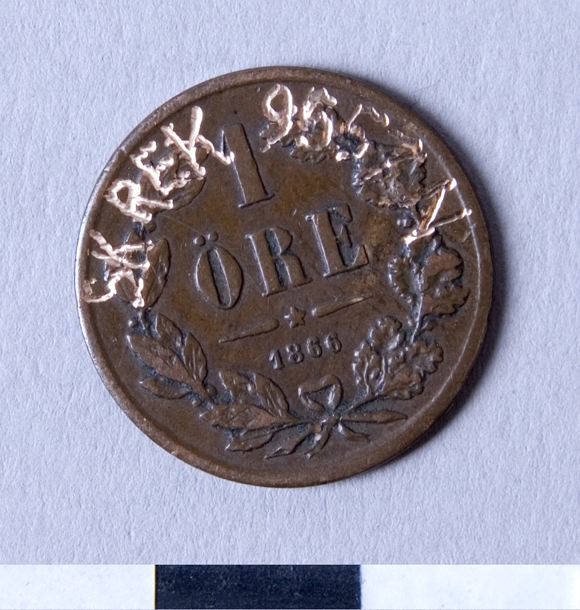 Åtsidan: Carl XV:s porträtt i profil.
Frånsidan: Lagerkrans.