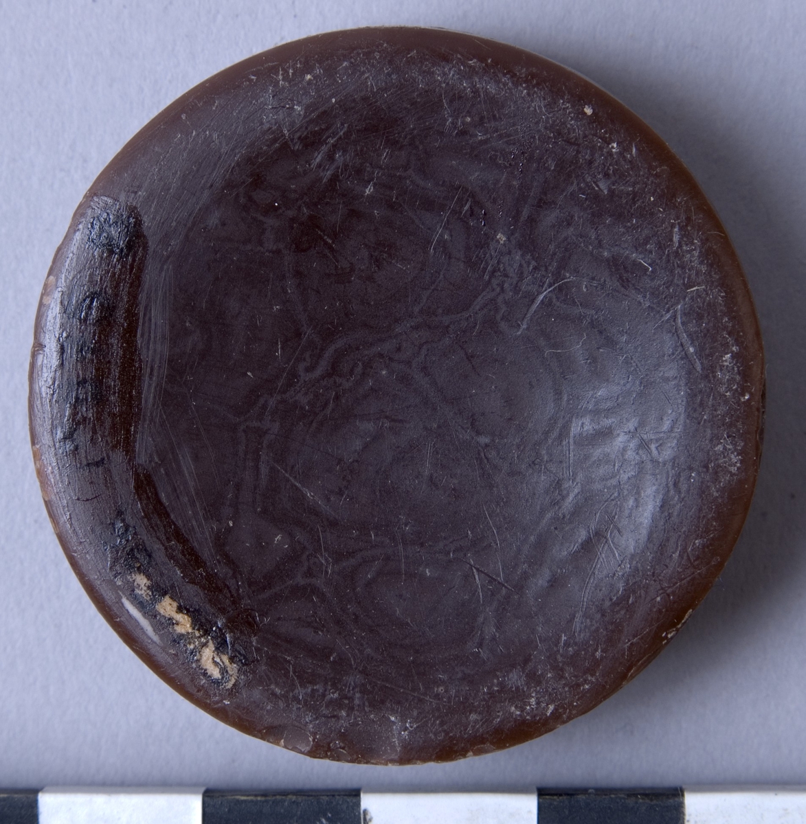 Färgvax , fyra stycken, runda kakor  av vax i olika kulörer och fabrikat.

A: Brun, "AJAX WAX" "BOSTON BLACKING CO"
B: Brun, "AJAX WAX" "BOSTON BLACKING CO"
C: Svart, "HERKULES WACHS" "SCHUTZMARKE"
D: Beige, "AJAX WAX" "BOSTON BLACKING CO"