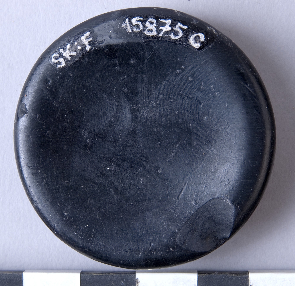 Färgvax , fyra stycken, runda kakor  av vax i olika kulörer och fabrikat.

A: Brun, "AJAX WAX" "BOSTON BLACKING CO"
B: Brun, "AJAX WAX" "BOSTON BLACKING CO"
C: Svart, "HERKULES WACHS" "SCHUTZMARKE"
D: Beige, "AJAX WAX" "BOSTON BLACKING CO"