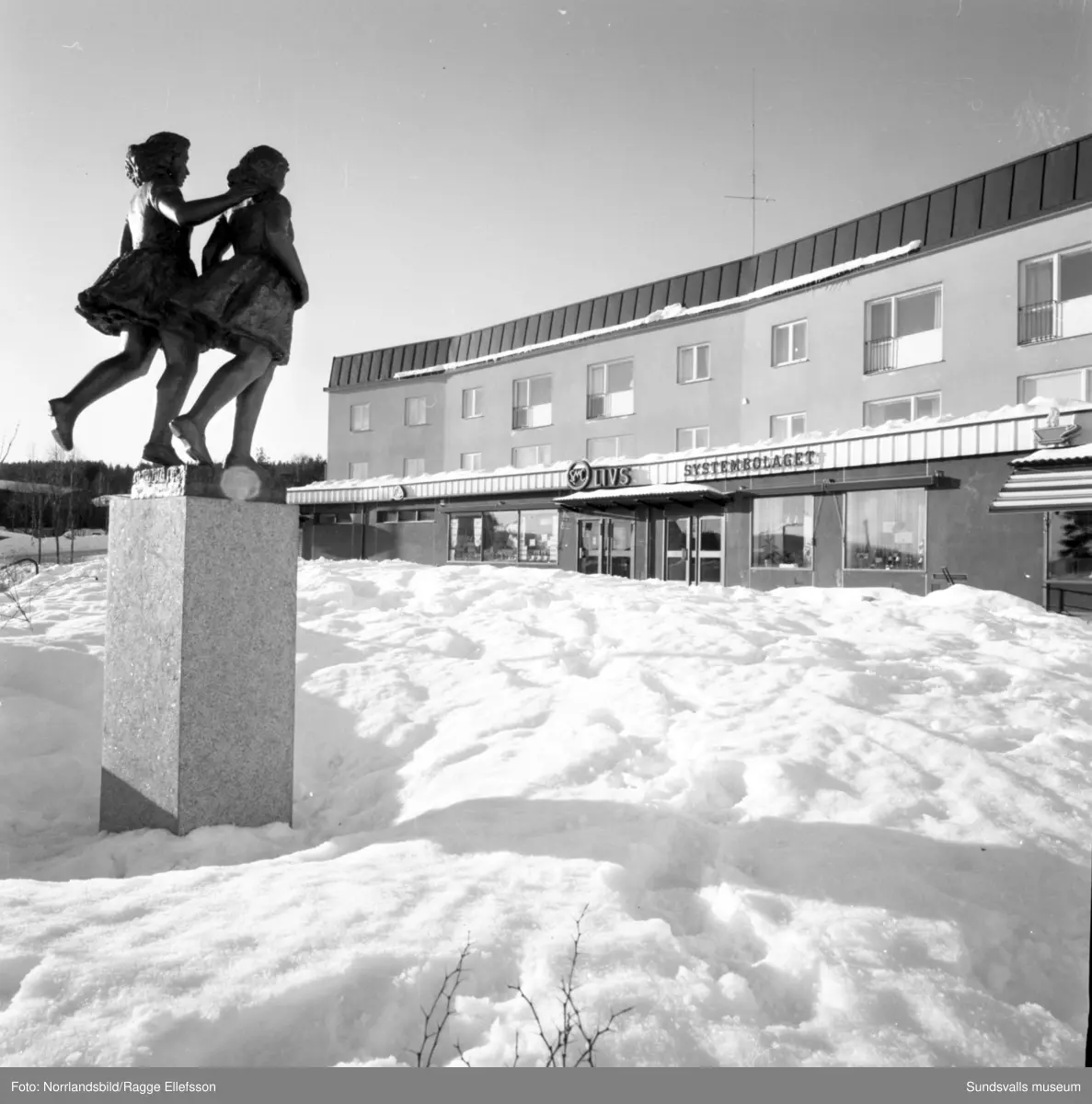 Diverse bilder från Timrå köping. Bland annat fasaddekoren vid simhallen, bronsskulpturen vid Tallbacken, Mariedalsskolan.