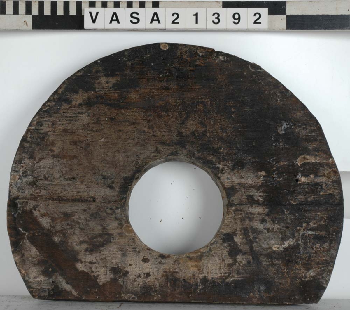 Del av skiva till lavetthjul.
Eventuellt 8579 (lös bricka).
Skivan har 22 st. spikhål.
Ena sidan har en 30 mm bred fasad kant.