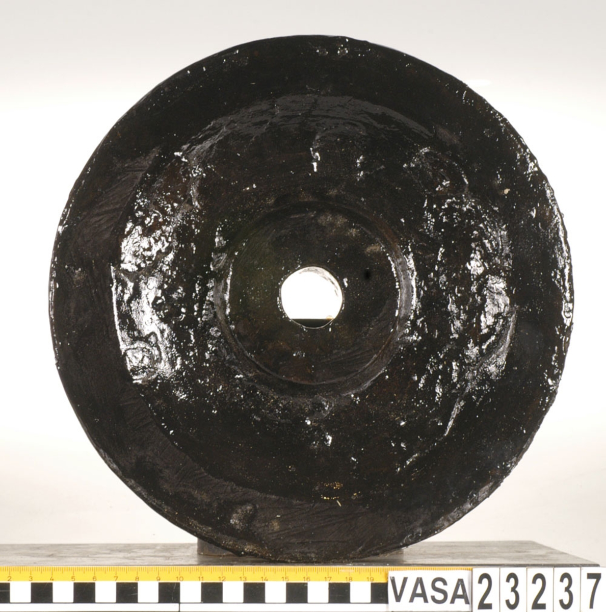 Blockskiva i gjutjärn.
Skivans sidor är något skadade, i övrigt fint skick.

Text in English: A round pulley sheave made of cast iron. The sides are slightly damaged.