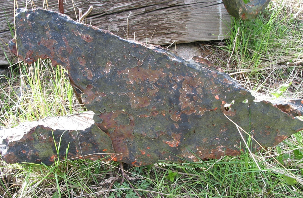 Ankare. Saknar stock och röring. Klack för stock finns dock. Mycket rostskadade flyn.