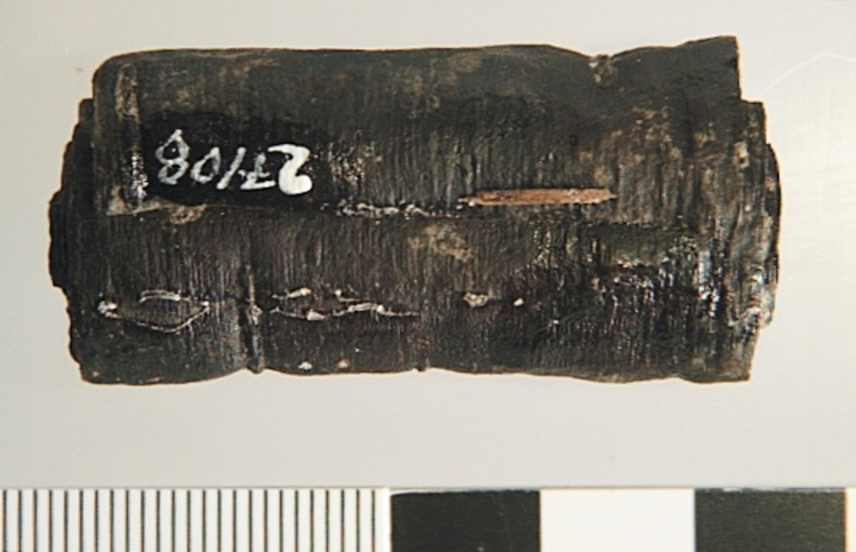 Ett flöte av näver. Flötet har formen av en rulle. Flötet är välbevarat.