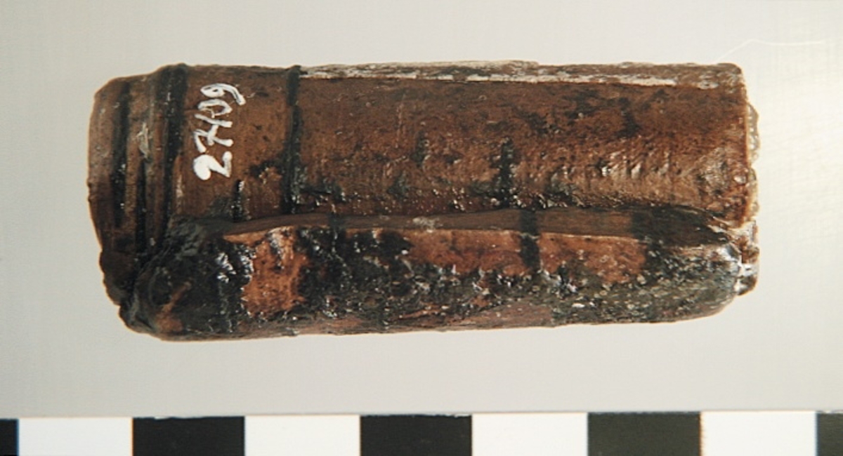 Ett flöte av näver. Flötet har formen av en rulle. I flötets mitt finns ett ca 10 mm brett hål som lötper genom rullen. Flötet är välbevarat.