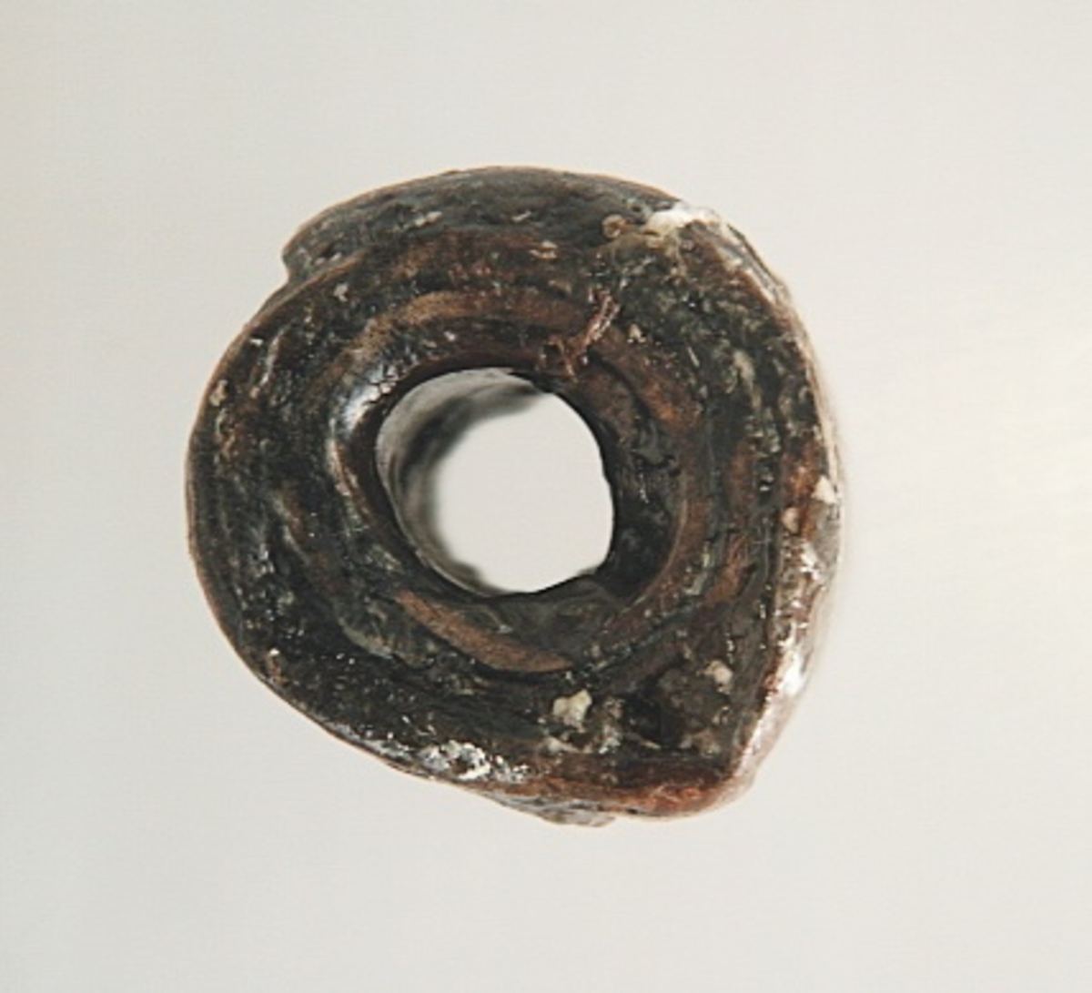 Ett flöte av näver. Flötet har formen av en rulle. I flötets mitt finns ett ca 13 mm brett hål som löper genom rullen. Flötet är välbevarat.