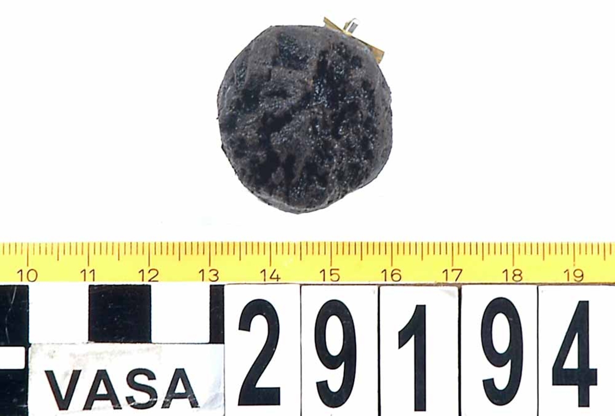 Dymling. Delvis av och delvis originalytor i båda ändarna.