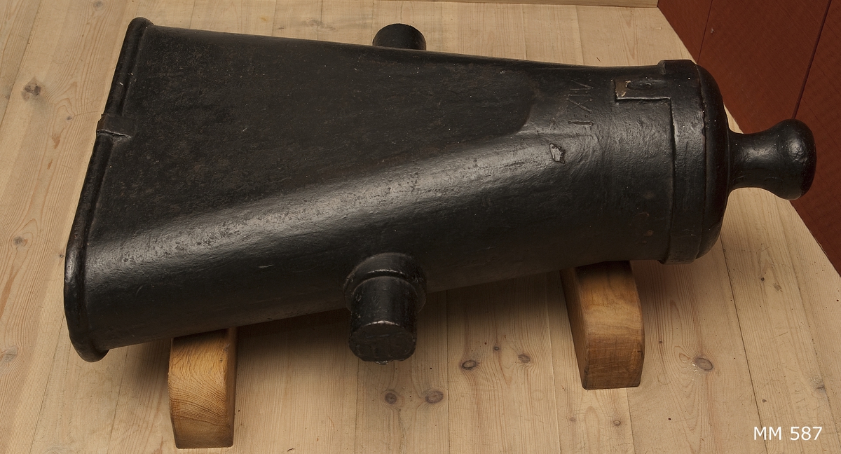 Eldrör försöksmodell för kjolkanon. Skråstycke av järn, okänd modell, avlång i mynningen (flat), av en trumpetliknande form. 2 stycken.