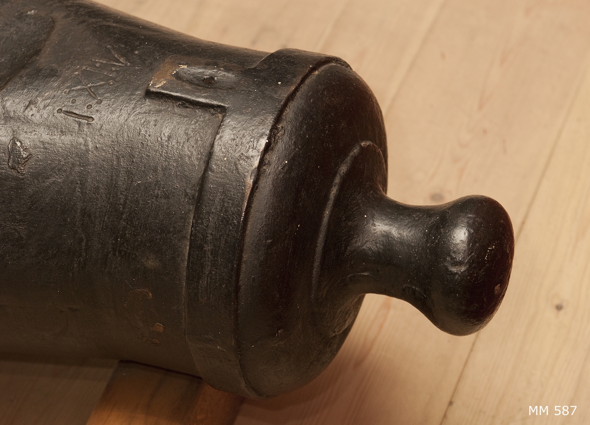 Eldrör försöksmodell för kjolkanon. Skråstycke av järn, okänd modell, avlång i mynningen (flat), av en trumpetliknande form. 2 stycken.