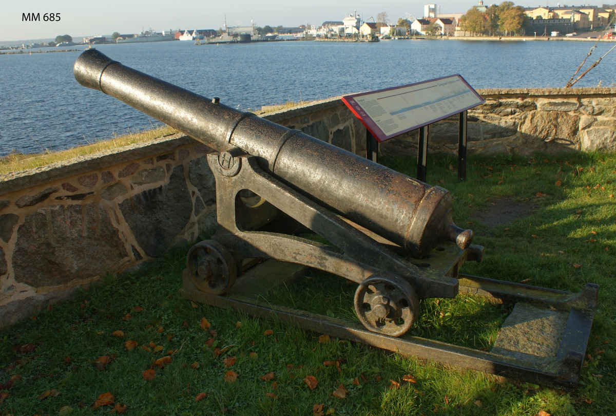 6 pundig slätborrad framladdningskanon M/Ashling, av 310 kulors vikt, med lavett, L = 2050 mm B = 830 mm H = 1000 mm och kursör, av järn. Kanonens gjut. nr 111. Märkt å ena tappen "H" och å den andra "86".