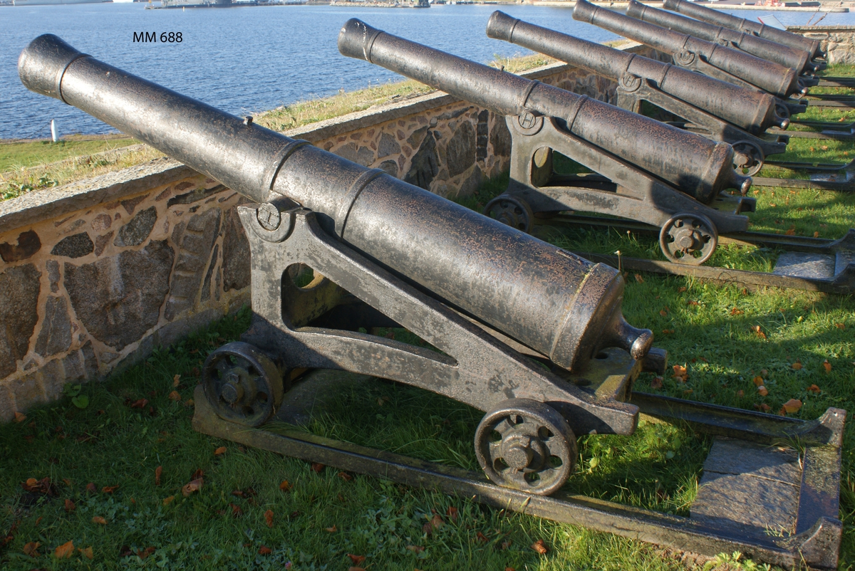 6 pundig slätborrad framladdningskanon M/Ashling, av 310 kulors vikt, med lavett, L = 2050 mm B = 830 mm H = 1000 mm och kursör, av järn. Kanonens gjut. nr 108. Märkt å ena tappen "H" och å den andra "86".