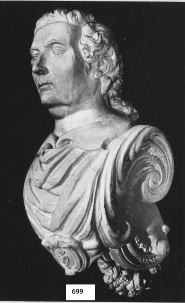 Galjonsfigur från fregatten af Chapman, Vitmålad byst av mansperson föreställande Henrik Fredrik af Chapman.

Konstnär: Emanuel Törnström (1798-1833)