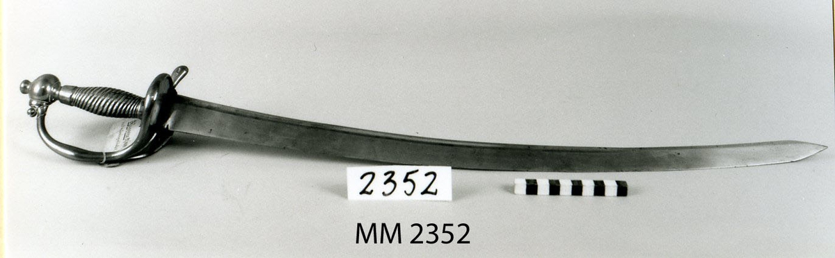 Huggare med mässingsfäste m/1808

Sabeln till hör balja MM 4074