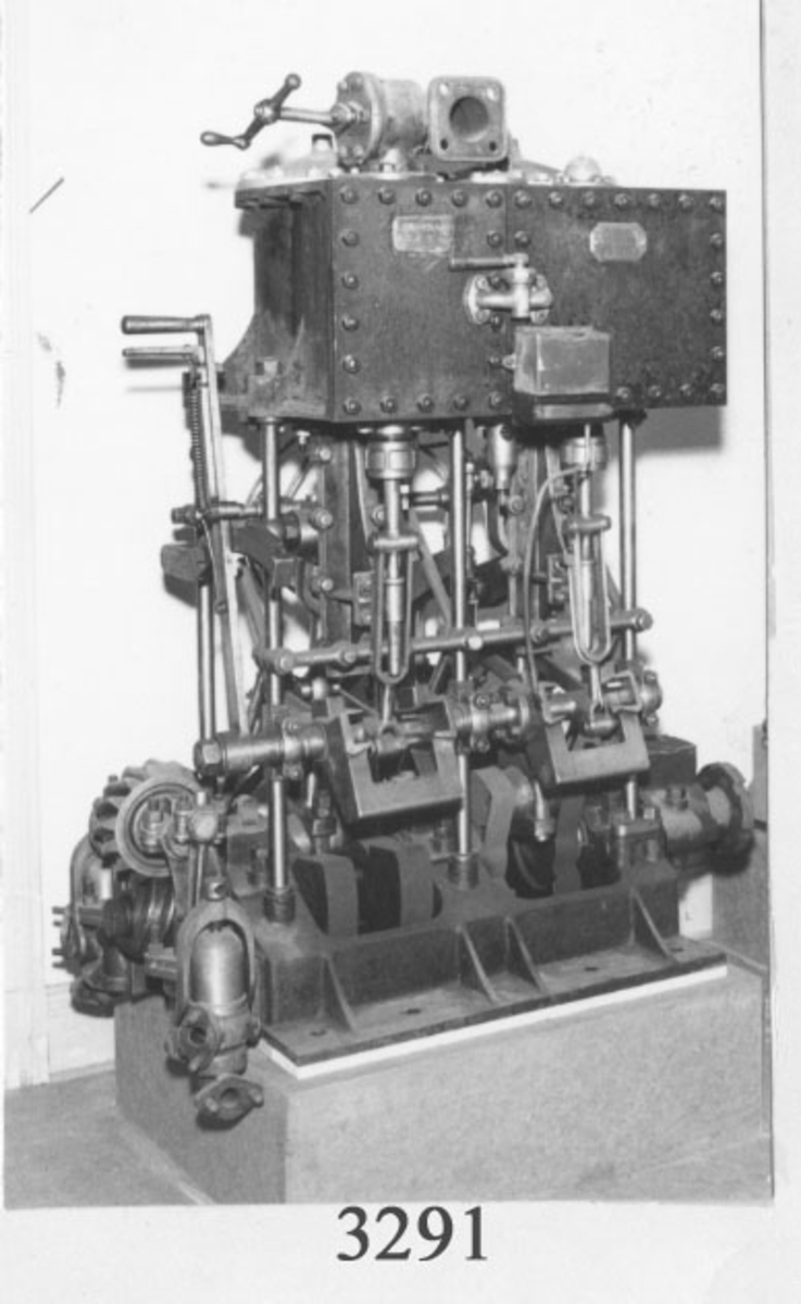 Propellerångmaskin, märkt: "Chapman A.S. Flottans varv Carlskrona 1894.".