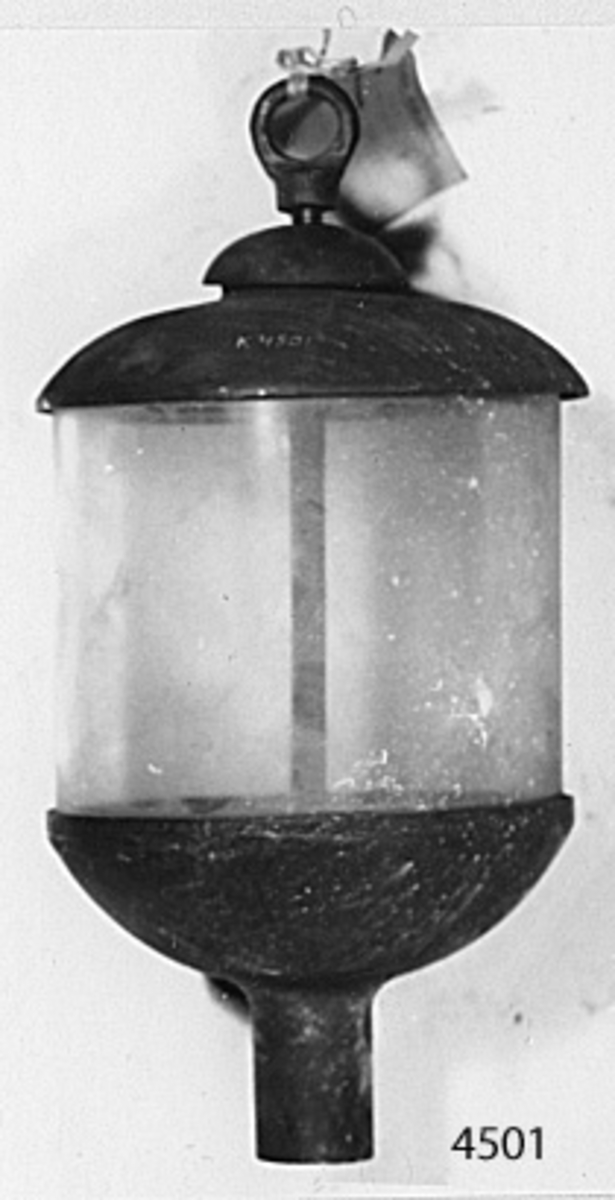 Signallanterna för elström. Den är cylindrisk och av mässing med kupa av glas. Glaset infattat i botten och topp i gjutna skålar av mässing. Botten försedd med invändigt gängad hals för avhåll samt för införande av elkabel till tre stycken gängade lamphållare i lanternan. Toppen försedd med fast ring för upphängning.