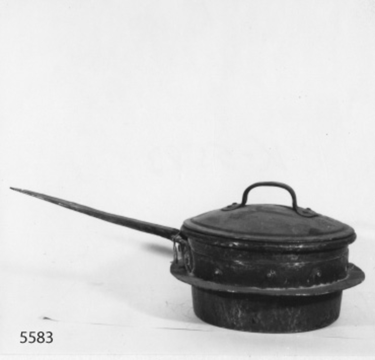 Panna av koppar. Nitad. Har tillhört korvetten Norrköping. Märkt: Tre kronstämplar. Locket är märkt med tre kronstämplar samt SIGURD.