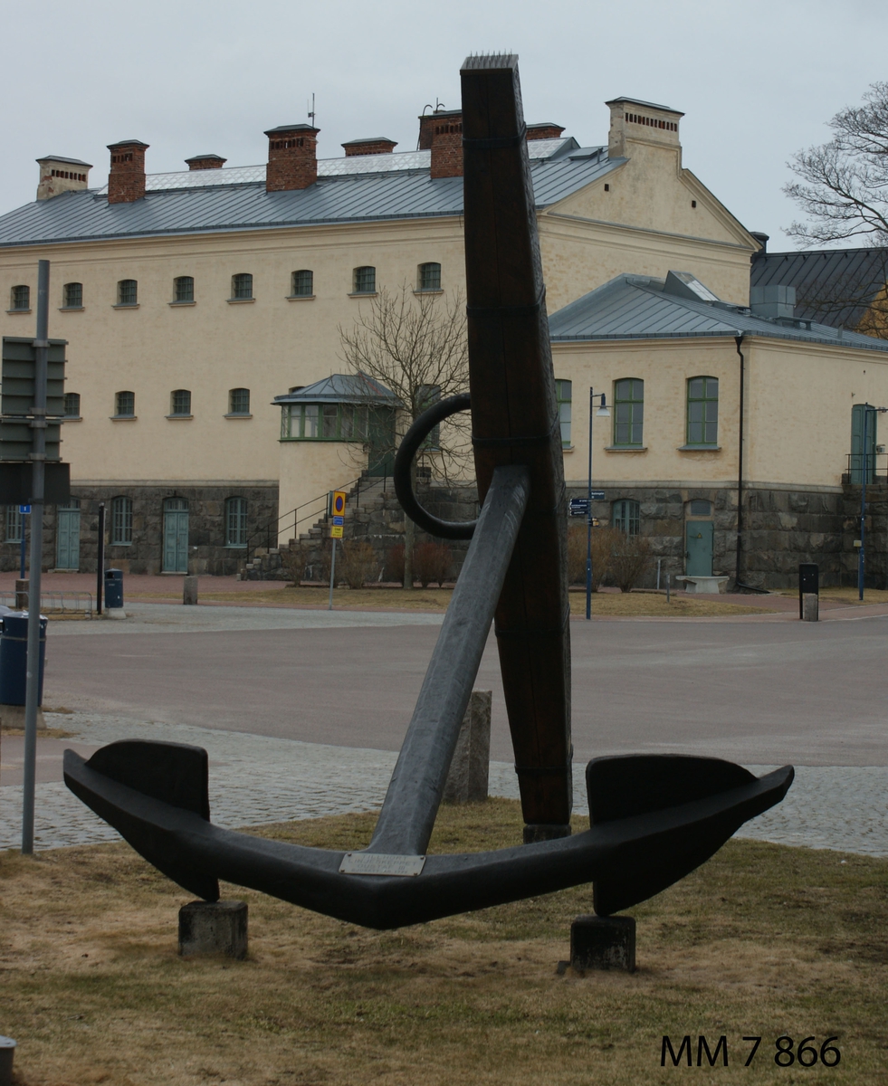 Skeppsankare av järn med stock av ek. Lägg med flyn och röring av järn, stocken beslagen med band av järn.
Stocken ombytt i augusti 1960. Den gamla var helt förruttnad, varför den ersattes av en annan, som upphittades på Lindholmen, Örlogsvarvet Karlskrona. Även denna är med stor säkerhet från 1700-talet. 

Stockens längd är 4300 mm och ringens yttre diameter är 850 mm.