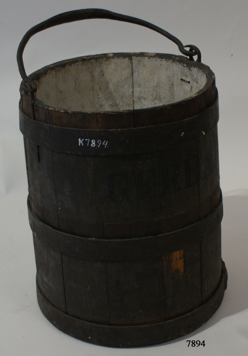 Kanonpyts av trä. Har formen av en stympad kon. Utvändigt målad i mörkgrått, invändigt vitmålad. Beslagen med tre svartmålade järnband samt försedd med smitt svartmålat järnhandtag, fastsatt i två öglor i pytsens överkant. Märkt i svart färg: Gerda.