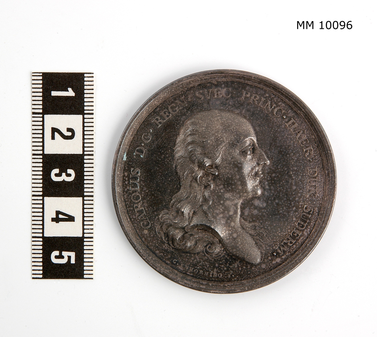 Över segern vid Hogland 1788.  Orginal.
Text: Ena sidan: TANTO NOMINI TANTAE VIRTUTI, DE CLASSE RUSS. AD HOGL. D. XVII JUL MDCCLXXXVIII
Andra sidan: CAROLUS D. G. REGN. SVEC. HAER. DUX, SUDERM. C. ENHÖRING.
( Präglad av C. Enhörning ).
