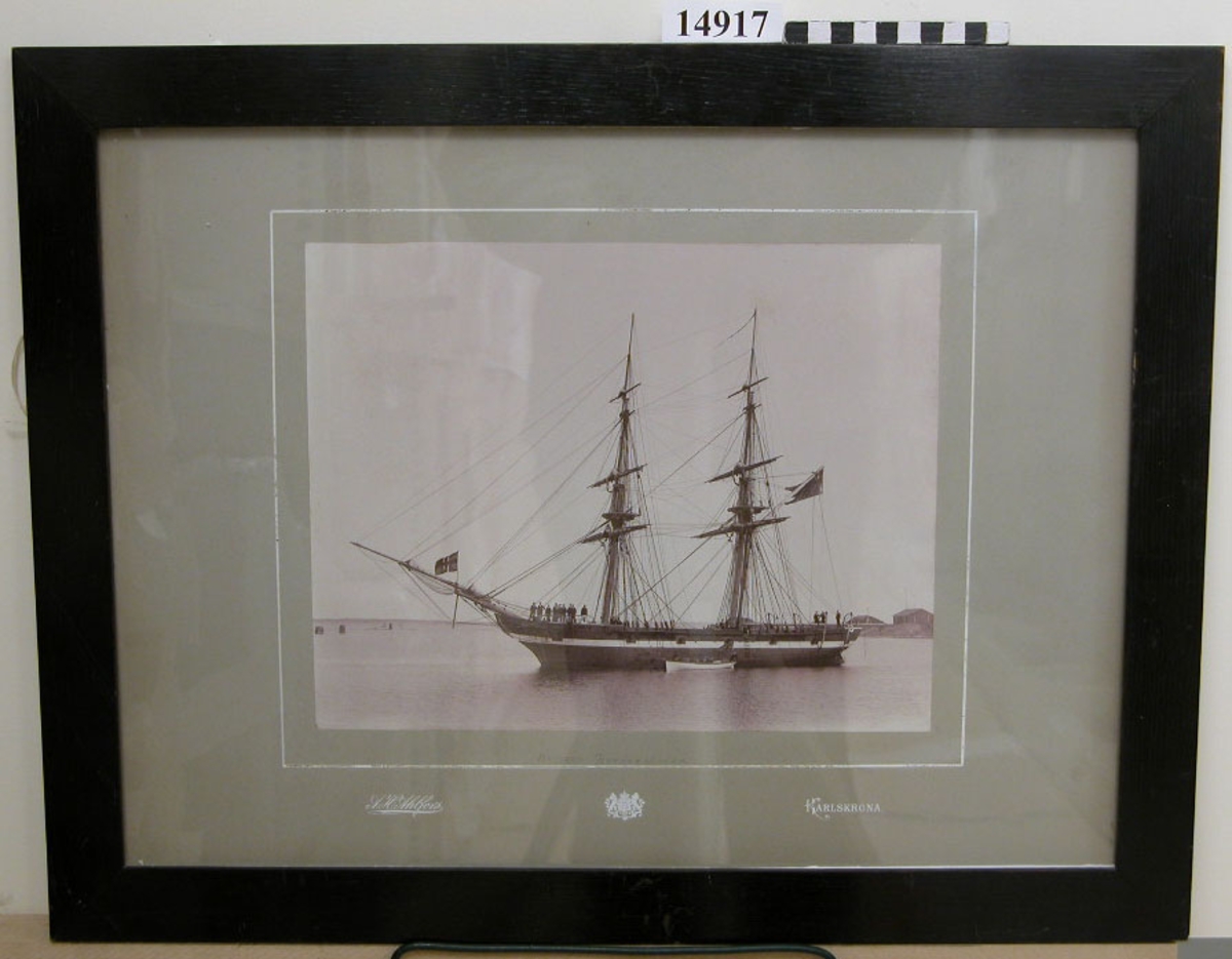 Motiv: Briggen Nordskiöld, inom glas och ram.