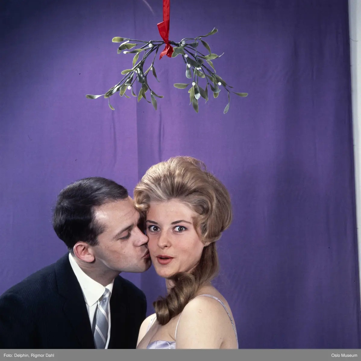 kvinne, mann, kyss under misteltein