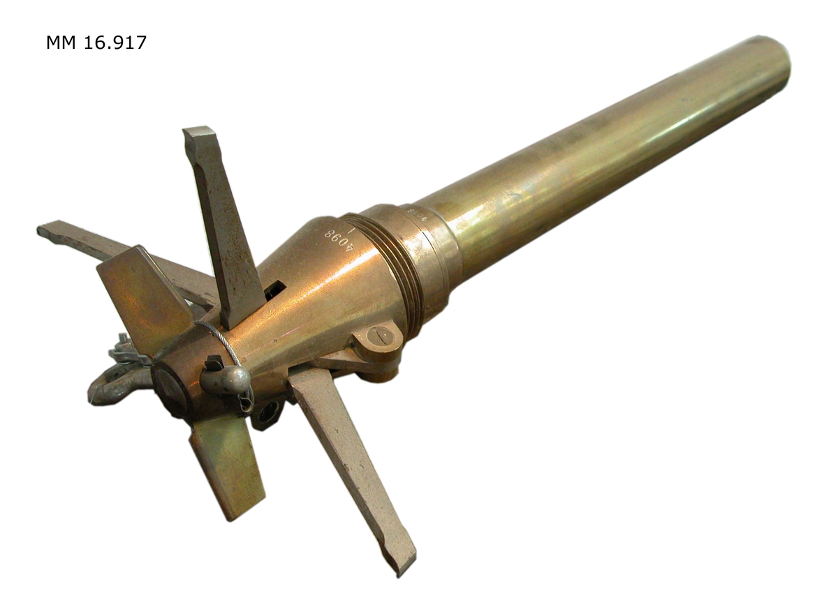 Stridsspets. Konformad noskon av mässing med tre reglerbara spetsar av stål. Längst fram propeller, vridbar när sprint avlägsnats. Gängor för sammansättning med torpeden. Längst bak cylinderformad mässingsbehållare för ammunition, gängad till noskonen. Längd 345 mm. Ingraverat individnummer: "4098".