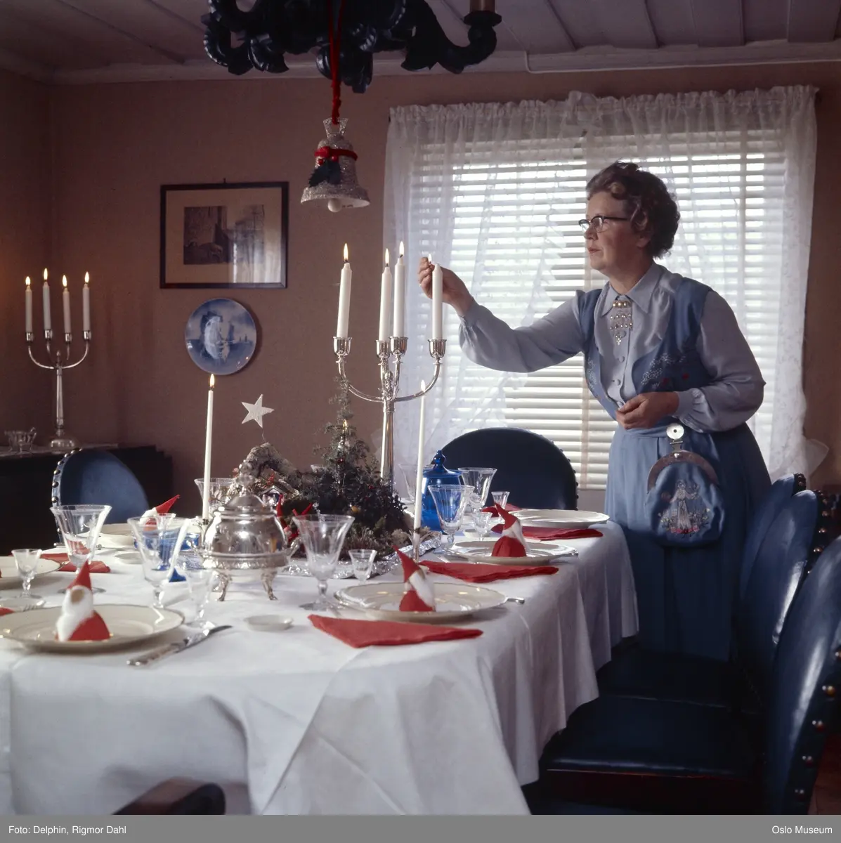 bolig, interiør, spisestue, spisebord, oppdekning, kvinne