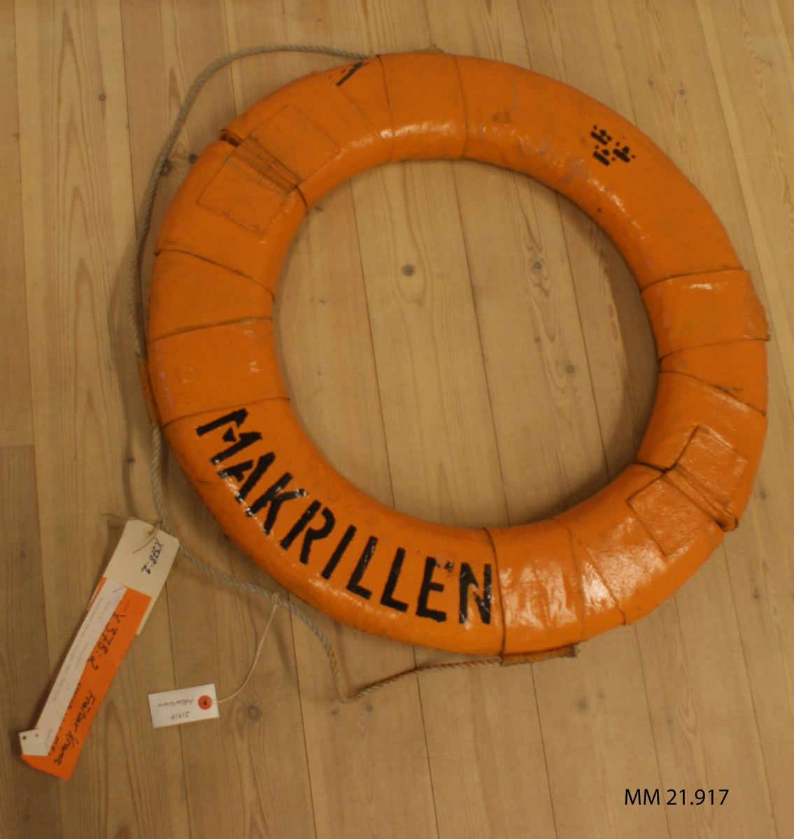 Frälsarkrans, hopfällbar, av textil målad i starkt orange. Text: "Makrillen".
X 378,1