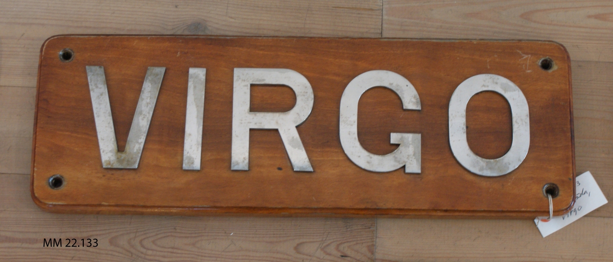 Namnbräda av trä med bokstäver av rostfritt stål: Virgo.