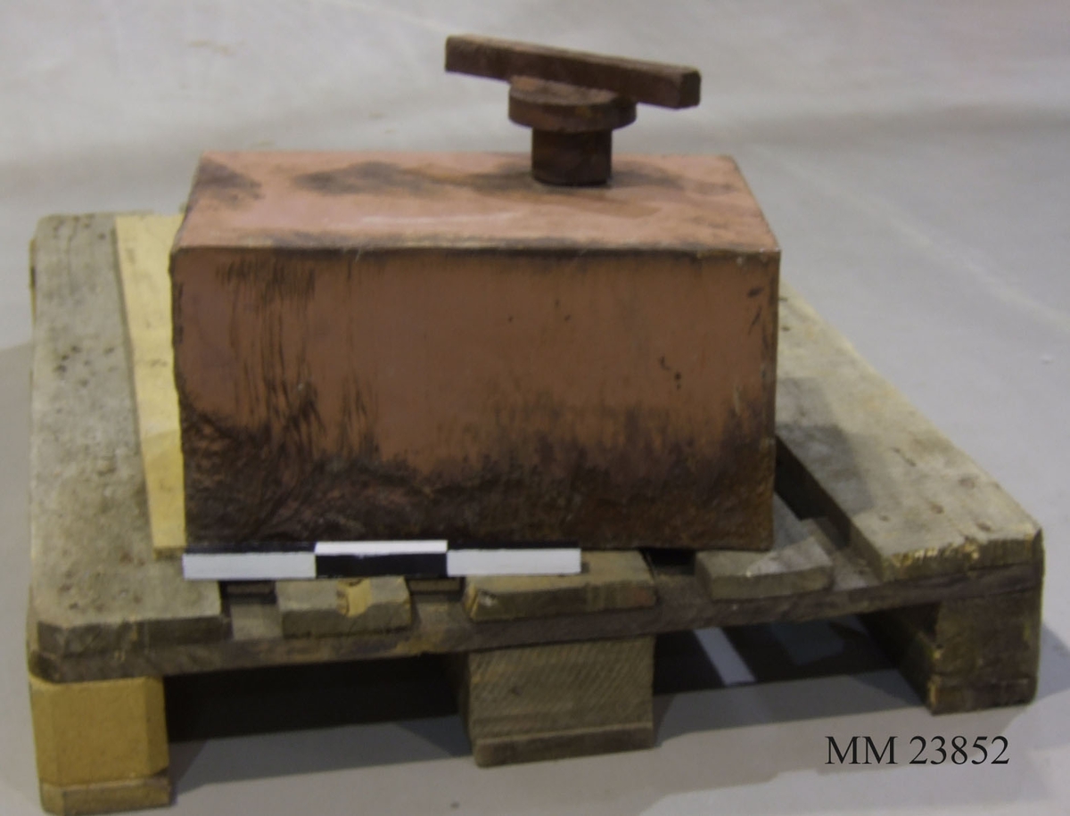 Sidopansar, rödfärgat. Instansat på ovansidan syns ett "S" samt siffran "16". På kortsidan finns "SVEA" instansat. Utskjutande på ovansidan finns även ett rejält handtag av okänt slag. Föremålet är även märkt med en lapp från Telesektionen MKS/T i Karlskrona.