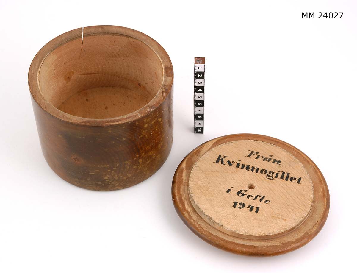Träask, rund med lock (X 174). Slät utsida. Text på insidan av locket: Från Kvinnogillet i Gefle 1941.