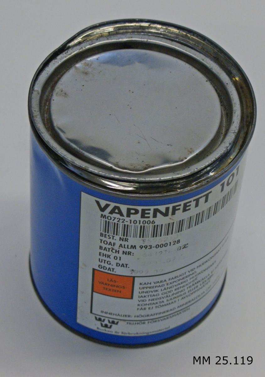 Blå burk av färgburksmodell med lock som fästs med hjälp av en fläns. Mot burkens blå bakgrund sitter en vit etikett med texten VAPENFETT 101 följt av text om produkten.