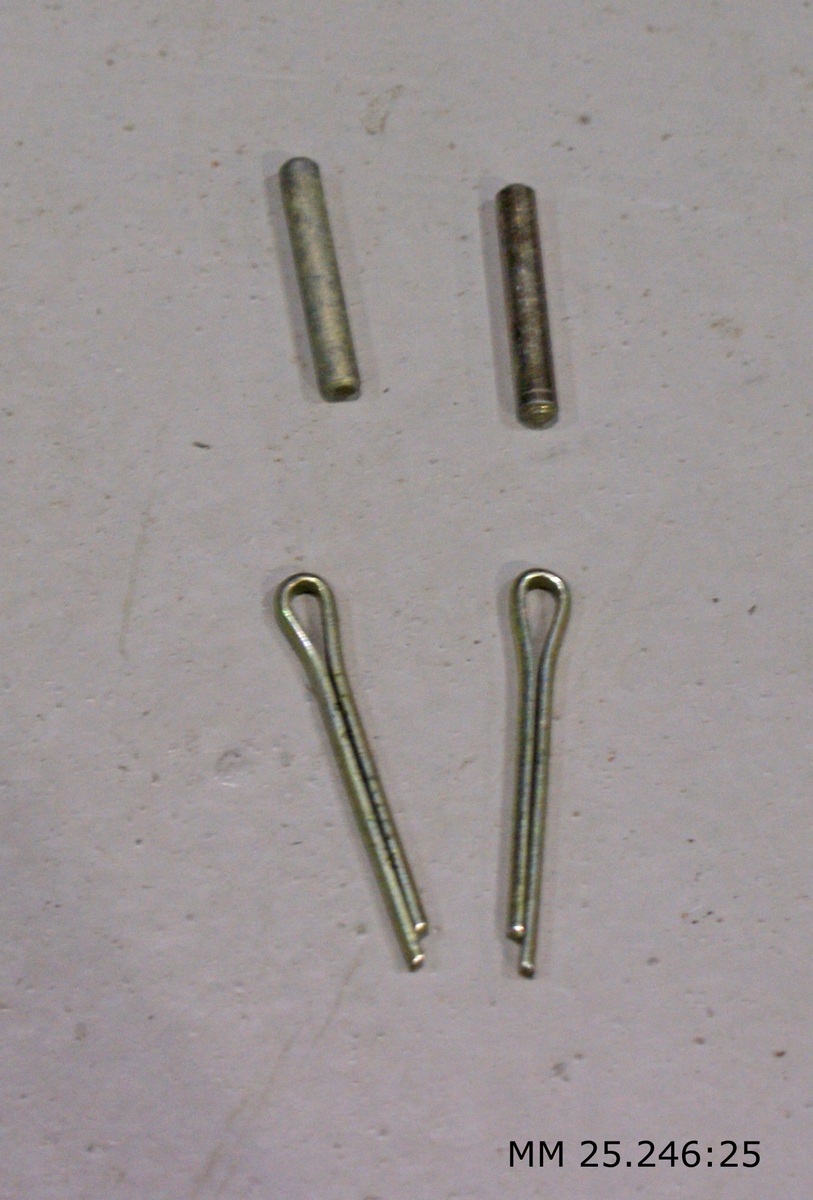 Sats med reservdelar som består av:
12 st packningar av varierande storlek
1 st impeller av gummi
3 st gummipackningar/ringar av varierande storlek
2 st metallsprintar
2 st metallklämmor
1 st metallring av virad ståltråd (fjädrande)
1 st kolvring
1 st sats med vita metallbleck