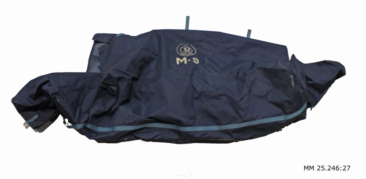 Blå packväska till gummibåt. Märkt med text "M-9" samt logotype med text "RIS Sportnautika".