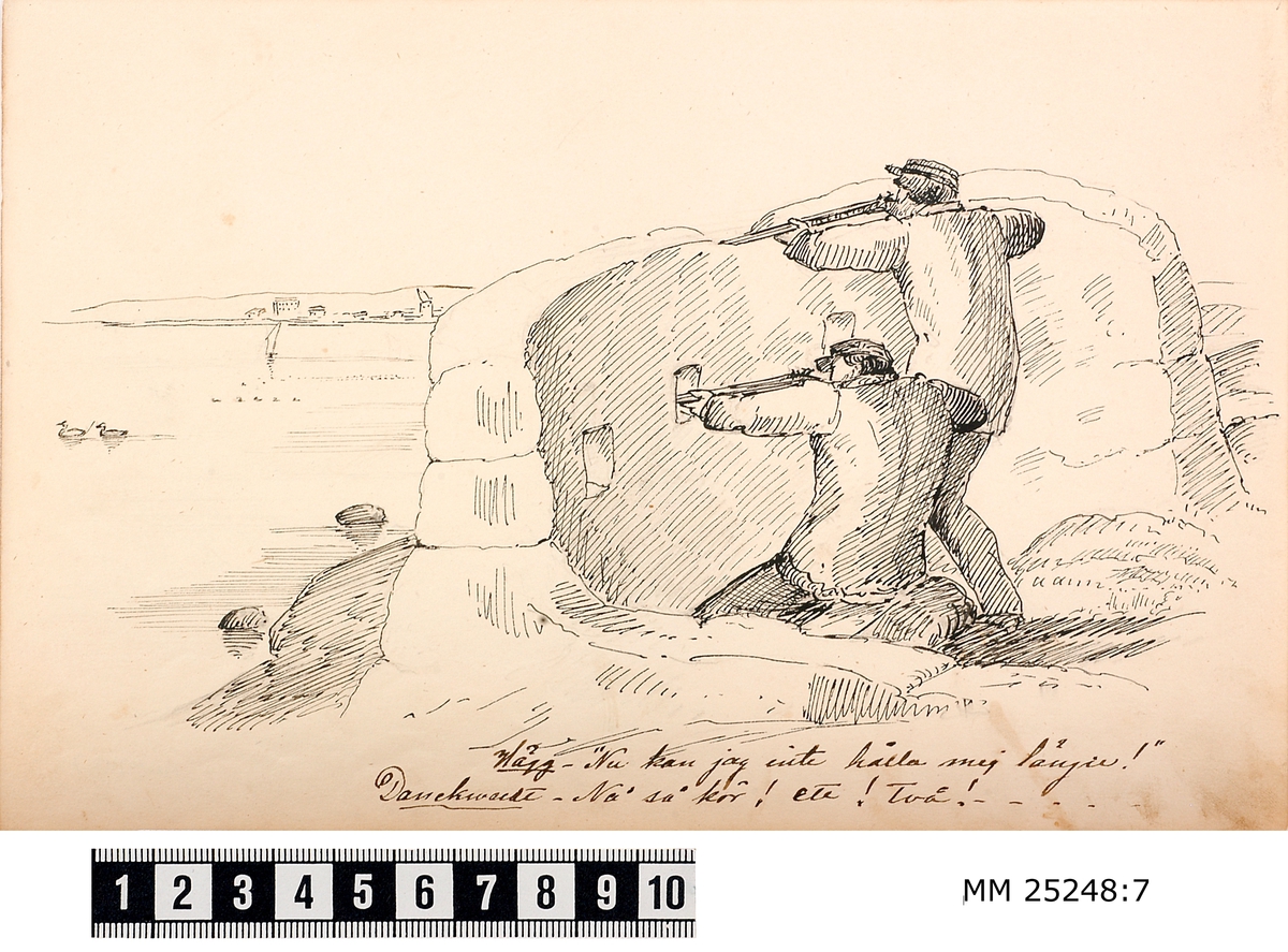 Pennteckning med två soldater i ett skyttevärn på Kungsholms fort. De har gevären i anläggning och tycks sikta på ett par sjöfåglar som simmar förbi i vattnet. Text under teckning berättar historien.