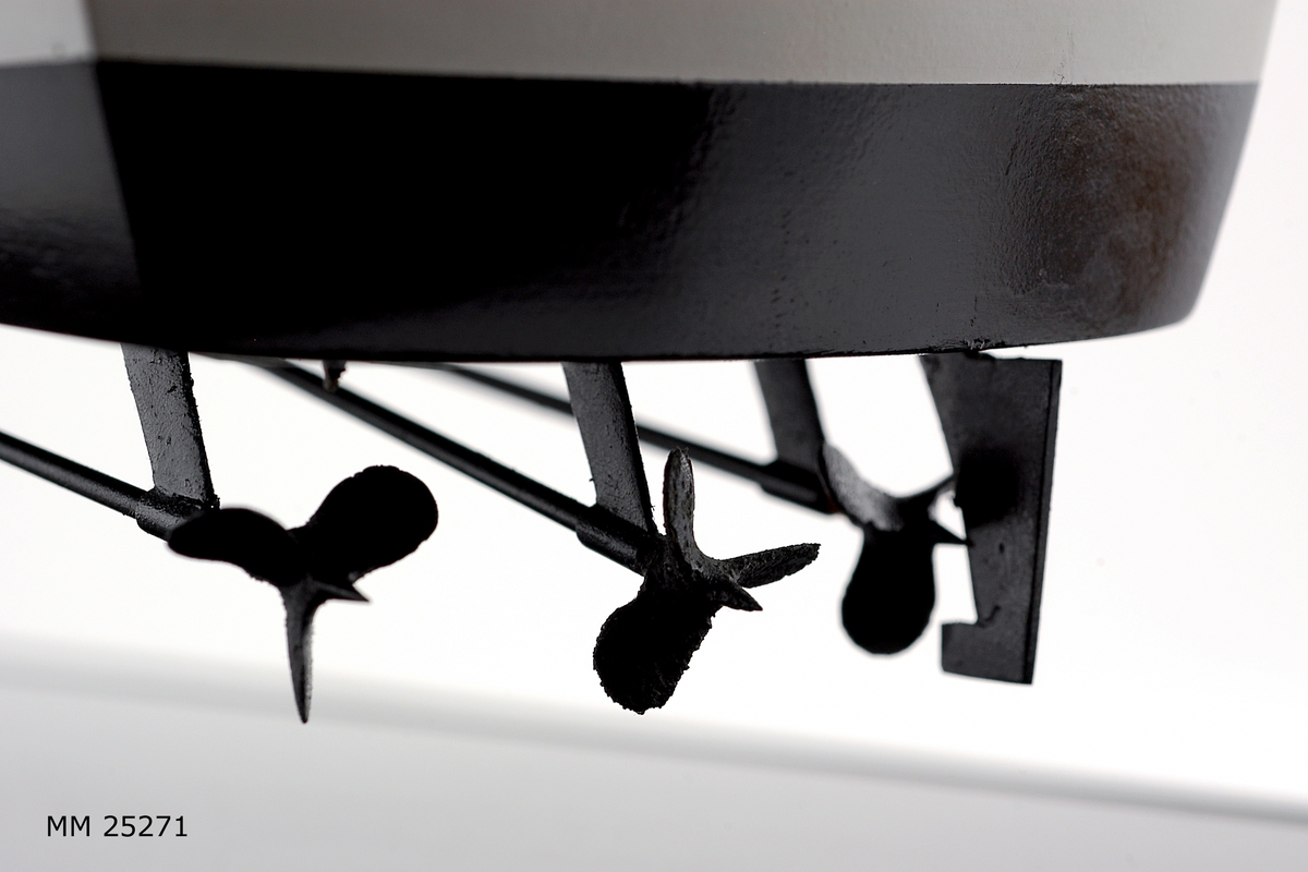 Modell av motortorpedbåten T 32. Från vattenlinjen och neråt målad i svart, från vattenlinjen och uppåt målad i ljusgrått. Märkt på stäven med skuggade bokstäver i guldfärg: "T32". På fördäck står en lysraketkastare och i en upphöjd brunnskonstruktion en dubbel KSP M/36. Mitt på fartyget en brygga med styrratt. På var sida om och bryggans sköldliknande upphöjning sitter en röd och vit frälsarkrans och något akter om dessa dubbellavettage med kulspruta M/36. Akter om bryggan sitter en luftvärnskanon i ett upphöjt brunnslavettage.
Modellen sitter på två konliknande fästen i en glasmonter med svart botten. Dimensioner avser modellen.