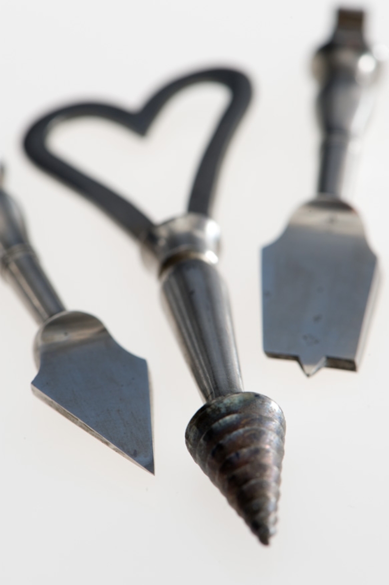 Helt fodrad invändigt med röd sammet och med löst innerfack av mahogny. Till kistan hör ett löst läderfodral märkt N:o 1.
Kistan är tillverkad av C.F. Ponsbach, kirurgisk instumentmakare vid Kungl. Karolinska Institutet, Kungsholmen, Stockholm, åren 1830-35. Samtliga instument är signerade "Ponsbach" och i locket på kistan finnes en tryckt etikett av äggrund form med texten : "TILLWÄRKAS af C.F. PONSBACH Chirurgisk Instumentmakare i Stockholm, Kongl. Carolin. Istitut. på Kongsholmen."

Kistan är försedd med lås och nyckel. Den har tillhört sjukvårdsutredning ombord för kanonjoll och varit förvarad å Sjukhusförrådet, Örlogsvarvet i Stockholm (1938).

Samtliga instrument är väl utförda och omfattar:
1/ Amputationskniv, 190 mm lång, med oval spets och
refflat svart träskaft.
2/ Amputationskniv, 160 mm lång, med oval spets och
refflat svart träskaft.
3/ Kniv med lancettspets, 130 mm lång med refflat svart
träskaft.
4/ Kniv med lancettspets, 93 mm lång med refflat svart
träskaft.
5/ Avbitaretång, helt i stål, 164 mm lång.
6/ Kulutrdragaretång, helt stål, 205 mm, med skaftet refflat.
7/ Tandtång, helt stål, med skaftet refflat, 130 mm lång.
8/ Tandtång, helt stål, med skaftet refflat, 135 mm lång.
9/ Tandnyckel, 150 mm inklusive polerat mahognyskaft.
10/ Lös krok till ovanstående tandnyckel, 25 mm, helt stål.
11/ Lös krok d:o    d:o    d:o    d:o    d:o
12/ Bensåg av fogsvanstyp, längd 260 mm, med mahognyskaft.
13/ Benskruv med ringformat handtag, 120 mm lång, helt stål.
14/ Munspatel med två skedblad, helt stål, 190 mm lång.
15/ Pincett av stål med lås, 90 mm.
16/ Fingersåg, 10 cm, med svart refflat träskaft.
17/ Operationsnålar, böjda, 12 st, för sutur.
18/ Troikar med kanyl, 82 mm, med svart polerat träskaft.
19/ Troikar med kanyl, 74 mm, d:o    d:o     d:o
20/ Lancett dold i benskaft, 110 mm lång, böjd.
21/ Geissfuss (getfot), 90 mm lång m. polerat skaft (tandutdragn.)
22/ Sax, rak, osignerad, ny, 150 mm.
23/ Bindtyg av brunt läder med tre små lancetter i svart benskaft.
24/ Tournikett-läderbitar, 60 x 80 mm, ljust läder.
25/ Pelott, kudde av kork, klädd med sämkinn, 40 x 60 mm.
26/ Artärnål, 70 mm, med brunt polerat träskaft.
27/ Fodral av mahogny med 5  skalpeller, en pincett och en liten
stålkrok (dissektionsbestick).
28/ Etui, litet, av rött läder med 6 st små lancetter i sköld-
paddskaft. Lancetterna märkta med ?C.F.P.?
29/ Trepanborr, rund, sågtandad, helt stål med pistill i mitten.
30/ Trepanborr, refflad  d:o    d:o   d:o   d:o
31/ Trepanborrsväng med skaft av polerat svart trä.
32/ Knapp till ovanstånende av   d:o   d:o
33/ Pistillnyckel till trepanstiftet.
34/ Trepanborr (spetsborr), helt stål.
35/ Tirefond, skruv för att draga ut benstycket vid trepanering.
36/ Trepanborr (tappborr), helt stål.
37/ Culter lenticularis med svart polerat skaft.
38/ Brosåg, tvåeggad, 35 mm, med svart polerat skaft.
39/ Raspator vinkelform, med skaft av polert trä, för att
bortskrapa benhinnan - periostet - vid trepanering.
40/ Benfil, längd 140 mm, med svart polerat skaft.
41/ Pincett, dubbel, helt av stål, längd 170 mm.
42/ Skalpell, rak, med polerat träskaft.
43/ Trepanborste i liten hornhylsa.
44/ Operationstråd på rulle, rött silke.
45/          D:o        d:o  oblekt linnetråd.
46/ Vaxbit till ovanstånde tråd.
47/ Ters av svartbetsat trä med märling, längd 120 mm.
48/ Ters  d:o   d:o   d:o       d:o     d:o
49/ Ters   d:o    d:o    d:o   d.o
50/ Tournikett av mässing med spärrhake, utan band.
51/ Tournikett   d:o     d:o      d:o      d:o
52/ Bindtyg av brunt läder innehållande lancetter i benskaft,
rakkniv, snabelsax, peang.
53/ Matstrupsintrument, liten svamp på smalt skaft av val-
fiskben.
54/ Bougier, kaustika, i papperfodral.
55/ Katetrar och sonder av gummi.
