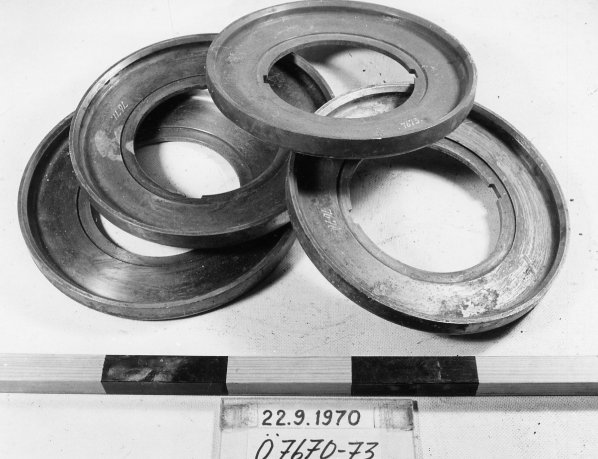 Tätring av stål till 24 cms k. M/ 1869, till
främre tätlaget. Plan  med fläns och hål för
tätringsskruven. Märkt:?900.?
Diam: 262- 145 mm
Flänshöjd: 24 mm
Modellkammaren i Stockholm 1922.
Tillhört 3:je kl. pansarb. Gerdas 24 cm k.
M/1869.