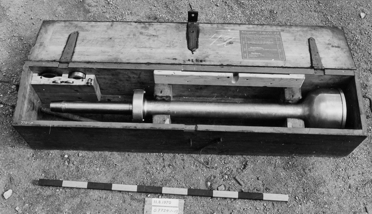 20 mm tubkanon M/1879 till 15 cms k. M/1883.
1) tubkanon,stål, svagt konisk, styrlist å
långa fältet. Märkt: N:o 4943. N:o 42 tecknad krona
Längd: 1150 mm
Diam: 84-52 mm

2) Stödhylsa av metall med stödfläns och
skål. 3 st. centreringsskruvar. Märkt: Skagul
N:o 4943, tecknad krona
Längd: 816 mm
Diam: 210 - 70 mm - 155.

3) Mellanläggsring,stål.
Diam: 92 mm
Tjocklek: 13.5 mm

4) Belllevillefjäder.
Diam: 95 mm
Tjocklek: 4 mm

5) Mellanläggsring,koppar   D=83    Tj=0.8
6) Mellanläggsring,lika N:o 5  =88    Tj=1.0
7) Mellanläggsring,lika N:o 5  =86.5    =0.9
8) Mellanläggsring,lika N:o 5. =89       =1.1
9) Mellanläggsring,lika N:o 5 =82.5    =0.9
10) Mellanläggsring,mässing,
lika N:o 5=83     =0.3
11) Mellanläggsring,lika N:o10=84    = 0.2
12) Mellanläggsring,lika N:o10=86    =0.3
13) Mellanläggsring,lika N:o10 =78.5  =0.5
14) Mellanläggsring, (bakom fänghålsbultens
huvud), stål.
Diam: 65 mm
Tjocklek: 17 mm
15) Tätring,stål, märkt: 11.
Diam: 35 mm
Tjocklek: 8.5 mm
16) Tätring,lika N:o 15. Omärkt.
17) Tappnyckel,stål, till centreringsskruvarna.
Kronstämplad:  tecknad krona  8 - kantig.
Längd: 150 mm

18) Sättare,alm, klädd med otjärad märling.
Sättarkolv med stoppinne.
Längd: 488 mm
Diam: 21.5 mm

19) Förvaringslålda,fur, gråmålad, med lock
och överfall. Handtagsstroppar av tross
Inbränt: A.L.N. 42. Fastklistrad pack-
ningsplan.
Storlek: 1310 x 275 x 275 mm