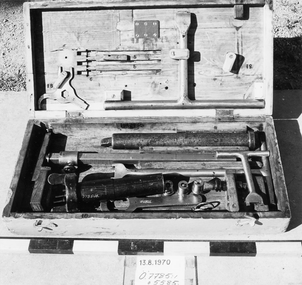 Verktygslåda till 15 cm. k. M/1883,N:o 4123. tillhört kanonbåten DISA.

1) Låda,gråmålad, insedd, lock med gångjärn och två haspar. Inbränt:L.N:35.Stuvningsplan i locket.
Mässingsplåt å locket: 15 C.M. K. M/83.4123. Tecknad krona.

2) Siktkorn,mässing, med skjutbar hylsa samt bajonetts-
lås. Svartmålad. Märkt: 6? B(tecknad krona)L 4123.R
Längd: 107 mm

3) Spakhylsa med hake för tändnålshylsa, järnrör
med förstärkningsring.
Längd: 385 mm
Diam: 41.5 mm

4) Tändnål med spiralfjäder,stål. Spolformig med
krage, cylindrisk spets samt styrkolv med 4 st.
spår. Märkt: 4123.
Längd: 215 mm
Diam: 9 mm

5) Tändnål med spiralfjäder,lika nr:4 Kronstämplad.
6) Tändnål med spiral,lika nr:4. Omärkt.
7) Tändpatronhålllare, stål, cylindrisk med urtag
för tändpatron.
Längd: 27 mm
Diam: 28 - 23 mm

8) Tändpatronhållare,lika nr:7.
9) Tändpatronhållare,lika nr: 7.
10) Skruvmejsel.T-formad, till bakplanbeslagets fäst-
skruvar. Stål. Kronstämplad.
Längd: 240 mm
Bredd: 415 mm

11) Nyckel till fänghålsbultens huvud. Stålskiva
med oval urtag samt handtag. Märkt: EOC tecknad krona   .
Längd: 235 mm
Bredd: 67 mm

12) Tappnyckel till fänghålsbultens mutter,stål,
med tvärhandtag. Kronstämplad: tecknad krona  och tecknad krona    .
Längd: 382 mm
Bredd: 180 mm

13) Tappnyckel ti ll tändnålshylsans mutter.
Stål med tvärhandtag. Märkt: EOC tecknad krona    .
Längd: 162 mm
Bredd: 128 mm

14) Pumpkäpp till fänghålsbulten. Mässing med öga och handtagsögla.
Längd: 452 mm
Diam: 3.5 mm

15) Gallerkrok,stål, med hantagsögla och krok.
Svagt konisk.
Längd: 435 mm
Diam: 4 mm

16) Klickpropp,ek, i två diametrar.Vinghandtag,klick-
bricka av mässing,märkt:  4123  tecknad krona.   . Mässingsbeslagen.
i botten.
Längd: 260 mm
Bredd: 100 mm

17) Tempreringsnyckel till tid- och percussionsrör,
mindre engelskt.Trearmad stålnyckel. Kronstämplad.
Bredd: 143 mm