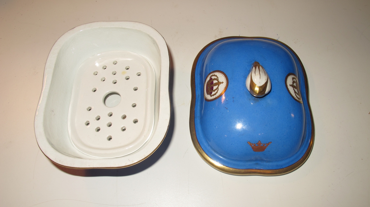 Tvålkopp av porslin, blå med förgyllda kronor.
1. Lock
2. Kopp
3. Tvål"trall"