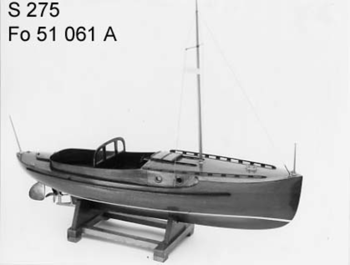 Helmodell av motorbåten WIKING X. Skrov av fernissad mahogny med grömålad botten, mässingsdetaljer. Skrå av ek.