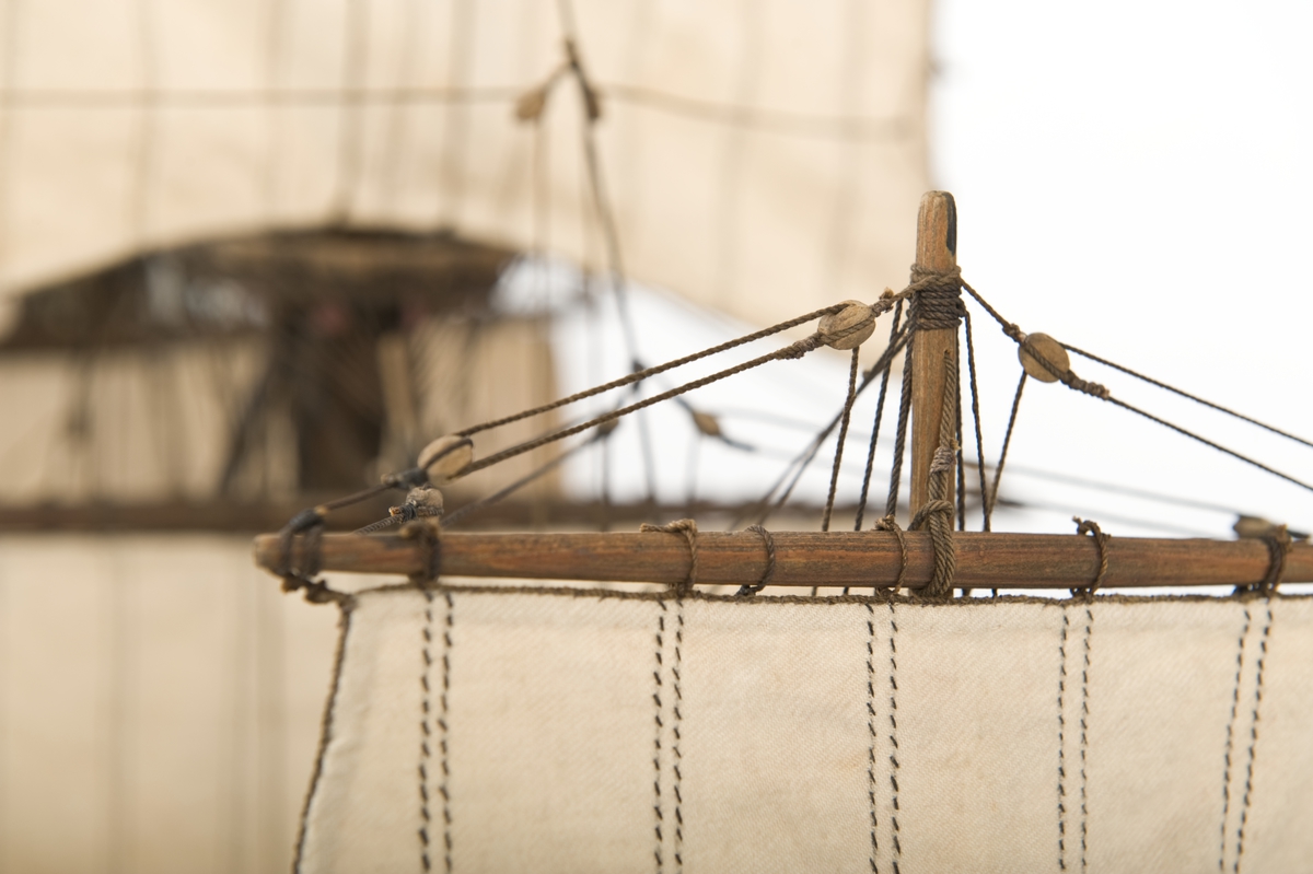 Flöjtskeppsmodell. Riggat med stående och löpande gods, segel av bomull. Bogspröt m. 2 blindor. Fock- o stormast med märs- och undersegel. Latinsegel på mesanmasten. Galjon m. lejon. 2 bogankare, båt på skrå midskeppsöver storluckan. På halvdäck 2 metallkanoner, 4 bogkanoner, samt 4 kanoner på låringen. 1 campagnelykta. Mörkbetsat skrov med 2 svarta berghult, svart bottenfärg. Akterspegel rikt ornerad med 6 fönster. Föremålets form: Helmodell