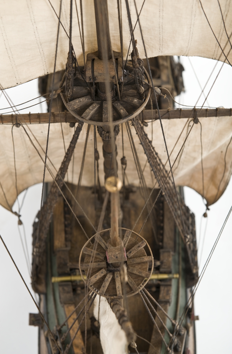 Flöjtskeppsmodell. Riggat med stående och löpande gods, segel av bomull. Bogspröt m. 2 blindor. Fock- o stormast med märs- och undersegel. Latinsegel på mesanmasten. Galjon m. lejon. 2 bogankare, båt på skrå midskeppsöver storluckan. På halvdäck 2 metallkanoner, 4 bogkanoner, samt 4 kanoner på låringen. 1 campagnelykta. Mörkbetsat skrov med 2 svarta berghult, svart bottenfärg. Akterspegel rikt ornerad med 6 fönster. Föremålets form: Helmodell