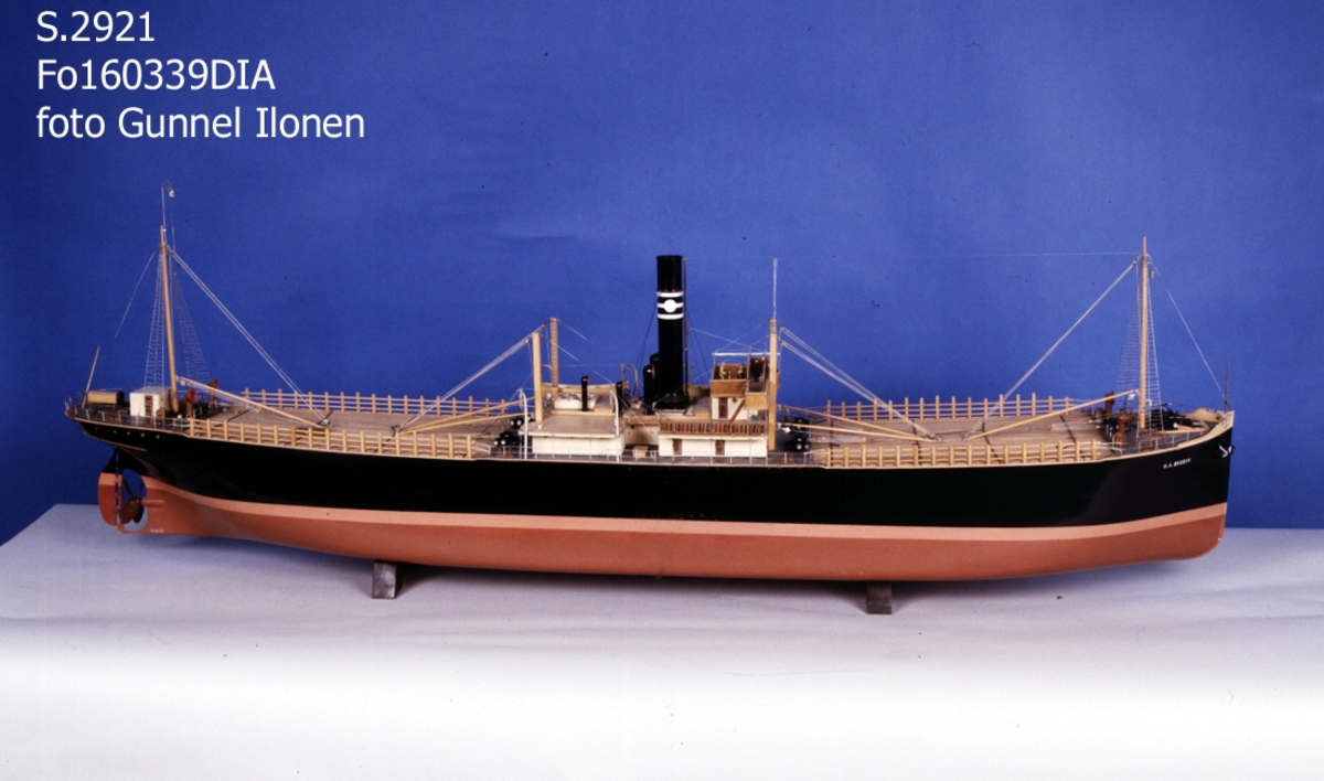 Fartygsmodell hel i block av trä och metall, s/s O. A. Brodin av Gefle, riggat med två master och fyra fyrkantiga pålmaster, vardera med lastbom, midskepps midskeppshus och kommandobrygga, på poopen däckshus, på för- och akterdäck vinterdäckslast av sågat virke försedd med stöttor och surrning, tre båtar i dävertar. Svartmålat skrov med rak stäv, röd bottenfärg. Svart skorsten med 3 vita ringar och vit cirkel.F