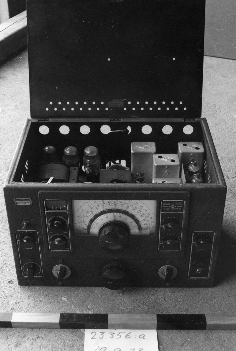 a) mottagare
b) högtalare
Typ: National NC-100-VA