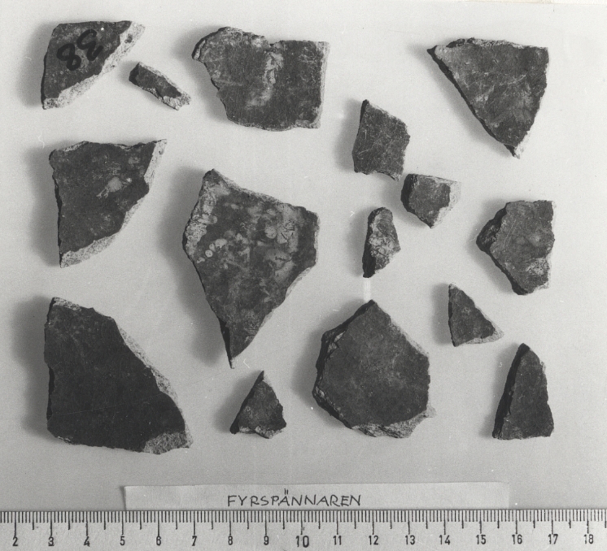 Kantfragment från kruka.